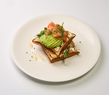 Бельгийские вафли с лососем и авокадо