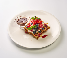 Бельгийские вафли с ягодами и сливочным сыром