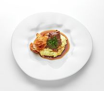 Телячьи щёчки с картофельным пюре и топинамбуром