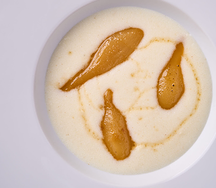 Каша манная с карамелизированной грушей