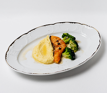 Лосось с брокколи и картофельным пюре