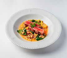 Тунец на гриле с белой фасолью и перцем