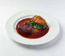 Говяжья вырезка с запеченным картофелем