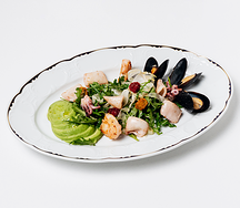Салат с тигровыми креветками, мидиями и командорским кальмаром