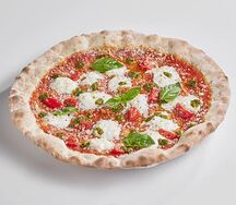 На пшеничном тесте Пицца с томатами черри, соусом песто и сыром страчателла