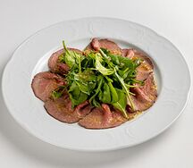 Салат с ростбифом