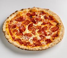 Пицца с беконом и салями халяль