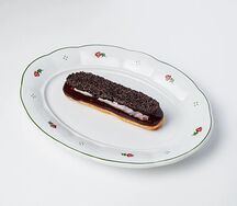 Эклер с маком и зеркальной глазурью