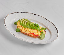 Скрембл на тосте хлеба с творожным сыром