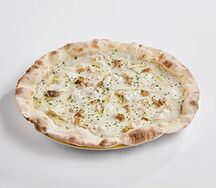 На пшеничном тесте Пицца с белыми грибами, куриной грудкой и сыром скаморца