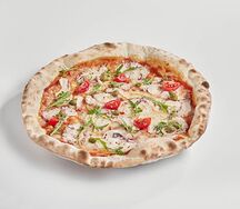 На пшеничном тесте Пицца с осьминогом и каперсами