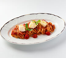 Пенне с томатами, моцареллой и базиликом