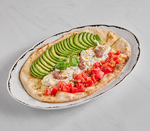 Фокачча с бурратой, авокадо и томатами