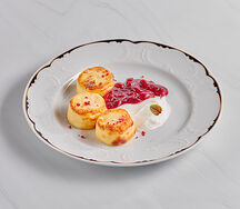 Сырники с вишневым соусом и сметаной