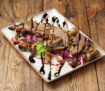 Теплый салат с язычками ягненка