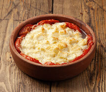 Сыр сулугуни, запеченный с помидорами