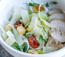 Салат Цезарь с куриный филе и вяленными томатами