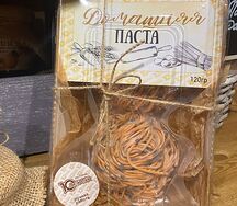Паста домашняя, спагетти с печеным перцем и чернилами каракатицы