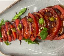 Томаты с красным луком и каперсами