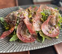 Салат с пармой и жаренными персиками