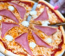 Пицца с ветчиной и сыром закрытая