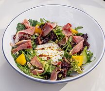 Листья салата с копченой утиной грудкой, персиком и горгонзолой