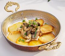 Жареный картофель с вешенками