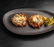 Вафли с курицей и грибами в сливочно-трюфельном соусе