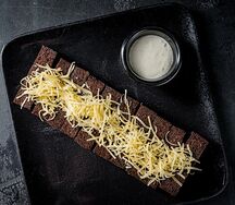 Чесночные гренки с соусом блю чиз
