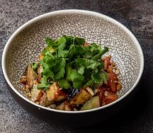 Хрустящие баклажаны с розовыми томатами и соусом чили BBQ