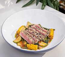 Стейк из тунца в кунжутной панировке с овощами по-средиземноморски