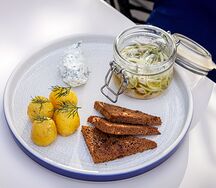 Маринованная в банке сельдь с отварным картофелем и сливочным кремом