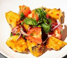 Салат с баклажанами фри, бакинскими томатами и кинзой