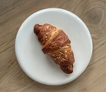 Круассан с малиной
