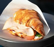 Круассан с ветчиной