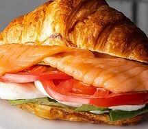 Круассан с гравлаксом и творожным кремом