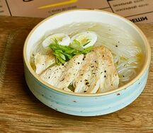 Куриный бульон с лапшой и перепелиным яйцом