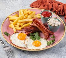 Яичница глазунья с сосисками и картофелем фри