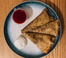 Блинчики со сметаной и клубничным кули