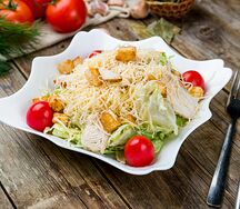 Салат Цезарь с курицей