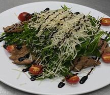 Салат из руколы с куриным филе и апельсином