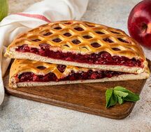 Половинка Пирога с брусникой и яблоком