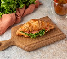 Круассан с рыбой и сливочным сыром