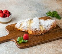 Круассан с заварным кремом и малиной