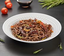 Соба с говядиной и овощами