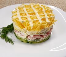 Салат-коктейль сыр и ветчина
