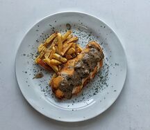 Куриная грудка гриль с фри и грибным соусом