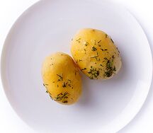 Картофель отварной с зеленью