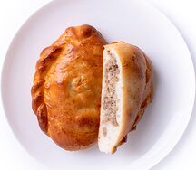 Пирожок с говядиной и рисом