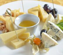 Ассорти десертных сыров с мёдом